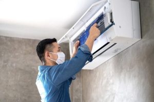Vệ sinh điều hòa bao nhiêu tiền tại Hà Nội - Kỹ thuật viên đang vệ sinh dàn lạnh