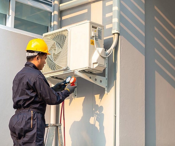 Sửa chữa điều hòa Hà Nội - Kỹ thuật viên kiểm tra dàn lạnh