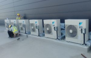 Vệ sinh dàn lạnh điều hòa tại Hà Nội đúng cách - Dùng máy phun áp lực vệ sinh lá nhôm