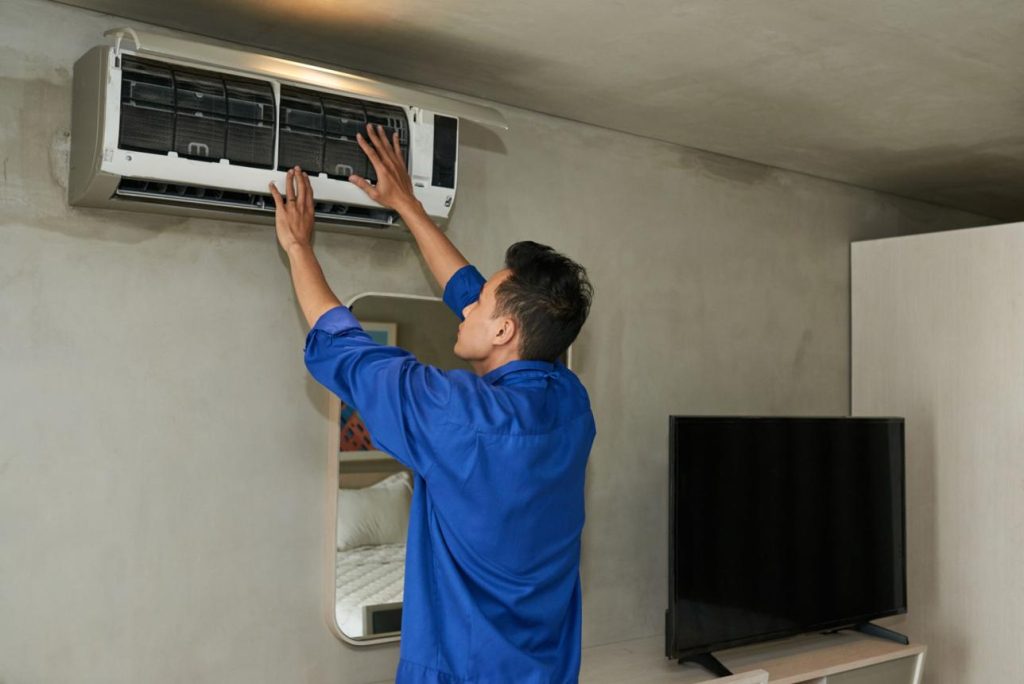Kỹ thuật viên sửa chữa điều hòa tại Hà Nội kiểm tra block máy nén