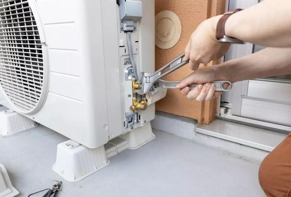 Sửa điều hòa kêu to tại Hà Nội - Kỹ thuật viên kiểm tra quạt dàn lạnh