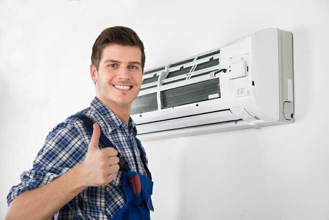 Sửa điều hòa tại nhà Cầu Giấy nhanh chóng - Kỹ thuật viên kiểm tra dàn lạnh
