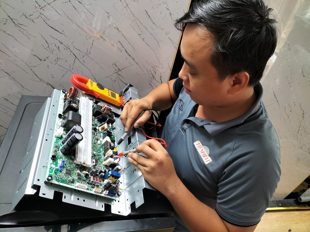 Điều hòa không mát tại Hà Nội - Kỹ thuật viên kiểm tra main board điều khiển