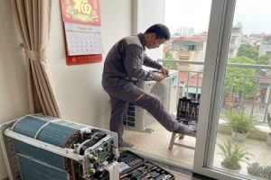 Lắp đặt điều hòa tại nhà ở Ba Đình - Kỹ thuật viên đang lắp đặt dàn nóng