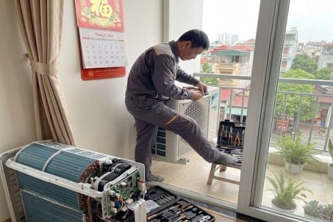 Lắp đặt điều hòa tại nhà ở Ba Đình - Kỹ thuật viên đang lắp đặt dàn nóng