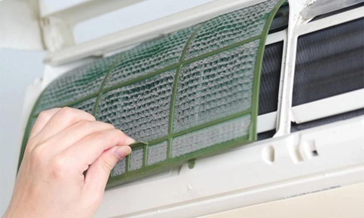 Điều hòa không mát tại Hà Nội - Vệ sinh dàn lạnh bị bám bụi dày lấy lại hiệu suất làm mát