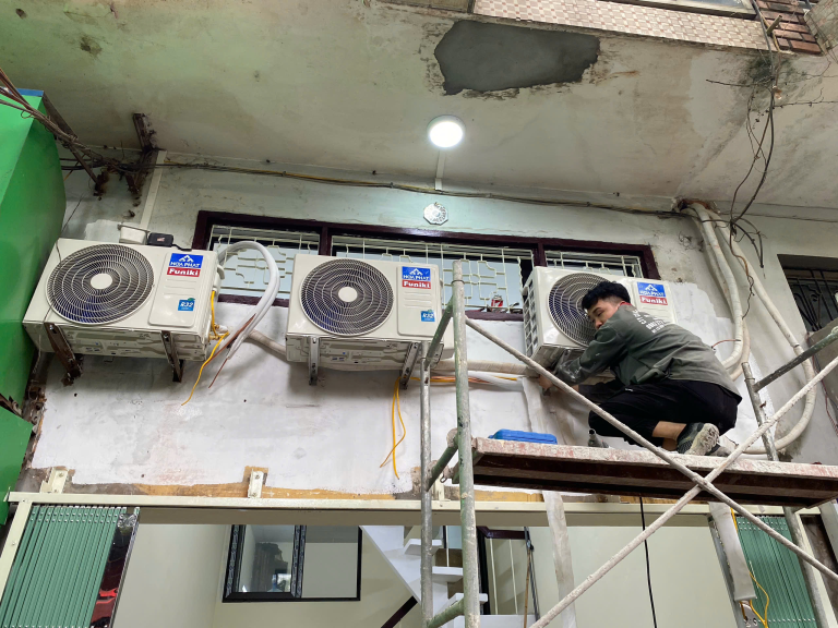 5 lỗi điều hòa thường gặp tại Hà Nội mùa hè - Kỹ thuật viên đang kiểm tra