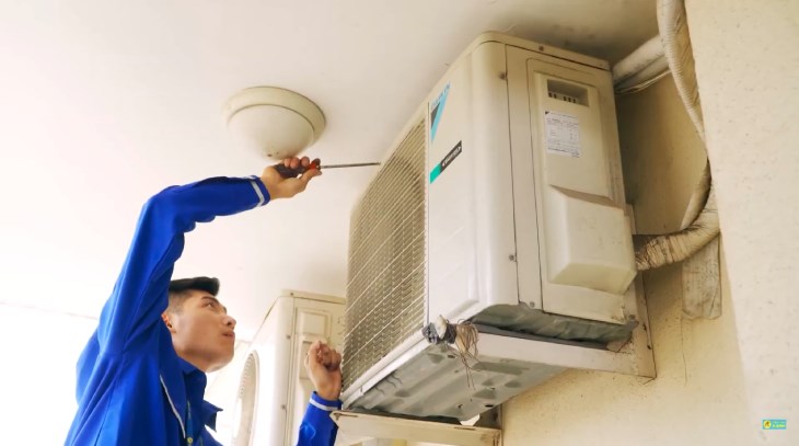 Bảo dưỡng điều hòa mùa hè tại Hà Nội cần lưu ý gì - Kỹ thuật viên kiểm tra dàn lạnh