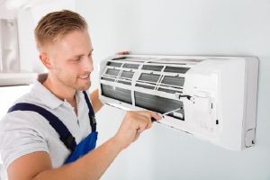 Vệ sinh điều hòa tại nhà Hà Nội - Tháo lưới lọc dàn lạnh để vệ sinh