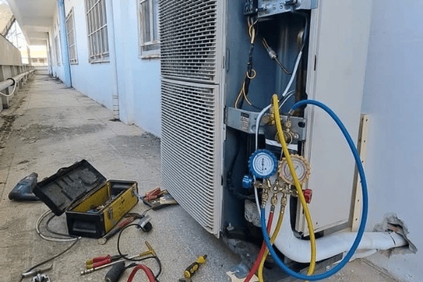 Thợ bơm gas điều hòa tại Hoàn Kiếm có mặt nhanh - Nạp gas bằng đồng hồ chuyên dụng