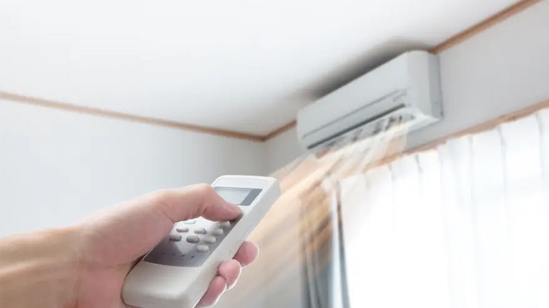 Bảo dưỡng điều hòa Long Biên - Kỹ thuật viên kiểm tra dàn lạnh tại nhà khách