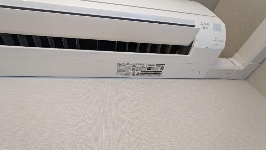 Lỗi thường gặp khi vệ sinh điều hòa Mitsubishi - Kỹ thuật viên đang kiểm tra