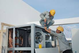 Bảo dưỡng điều hòa Hà Đông - Kỹ thuật viên kiểm tra dàn lạnh tại nhà khách