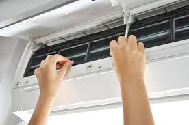 Bảo dưỡng điều hòa tại nhà Hà Nội - Kỹ thuật viên kiểm tra dàn lạnh trước khi vệ sinh