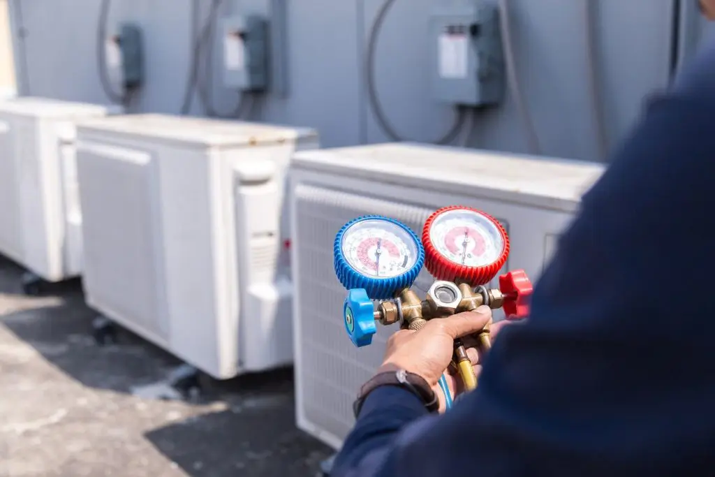 Nạp gas điều hòa tại Hà Nội bao nhiêu tiền - Kỹ thuật viên kiểm tra áp suất gas