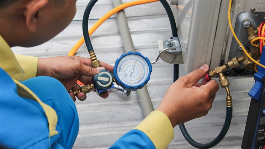 Điều hòa không mát tại Hà Nội - Kỹ thuật viên kiểm tra áp suất gas nguyên nhân thiếu gas