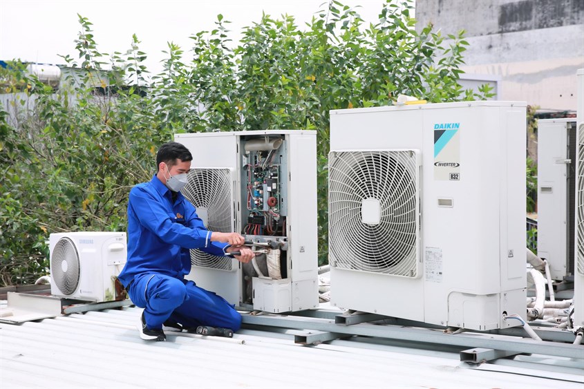 Vệ sinh điều hòa tại Ba Đình giá rẻ, uy tín: Bảng giá chi tiết 2026 2 Vệ sinh điều hòa tại Hà Nội - Vệ sinh dàn nóng bằng máy phun áp lực