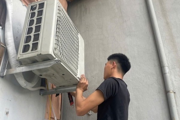 Bảo dưỡng điều hòa Long Biên - Thợ bảo dưỡng vệ sinh dàn nóng