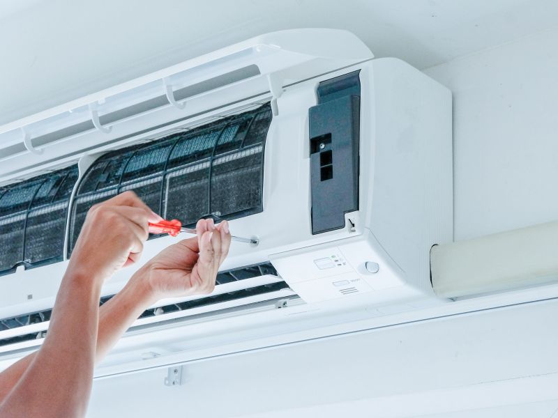 Dịch vụ bảo dưỡng điều hòa Hà Nội - Kỹ thuật viên đang kiểm tra dàn lạnh