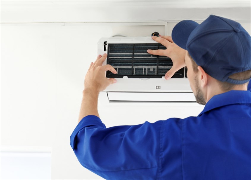 Vệ sinh dàn lạnh điều hòa tại Hà Nội đúng cách - Tháo lưới lọc và mặt nạ
