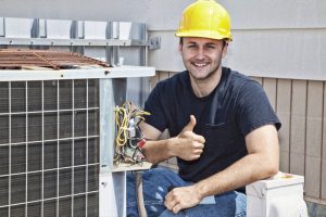 Thợ lắp đặt điều hòa tại Ba Đình - Kỹ thuật viên kiểm tra dàn nóng sau lắp đặt