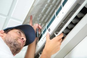 Sửa điều hòa inverter tại Hà Nội chuyên sâu - Kỹ thuật viên kiểm tra main board