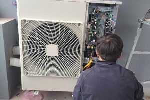 Điều hòa không lạnh tại Cầu Giấy - Kỹ thuật viên kiểm tra
