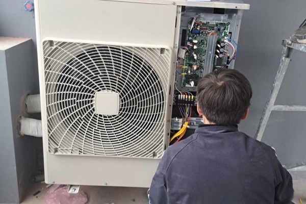 Điều hòa không lạnh tại Cầu Giấy - Kỹ thuật viên kiểm tra