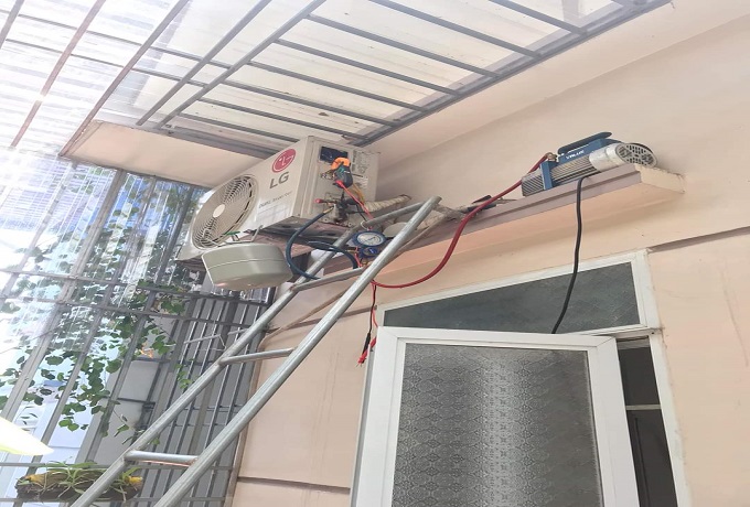Vệ sinh điều hòa bao nhiêu tiền tại Hà Nội - Kỹ thuật viên đang vệ sinh dàn lạnh