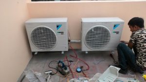 Bảo dưỡng điều hòa khu vực Gia Lâm phục vụ tận nơi - Kỹ thuật viên kiểm tra dàn lạnh