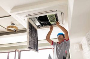 Thợ sửa điều hòa tại Hoàng Mai có mặt nhanh - Kỹ thuật viên kiểm tra dàn nóng