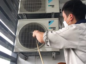 Sửa chữa điều hòa - Kỹ thuật viên kiểm tra dàn lạnh