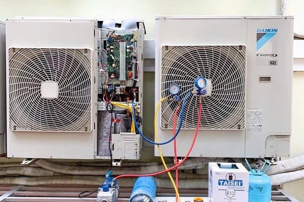 Sửa điều hòa Daikin tại Hà Nội – Dịch vụ chuyên nghiệp, uy tín 2026 2 Sửa điều hòa Daikin tại Hà Nội - Kỹ thuật viên kiểm tra dàn lạnh Daikin