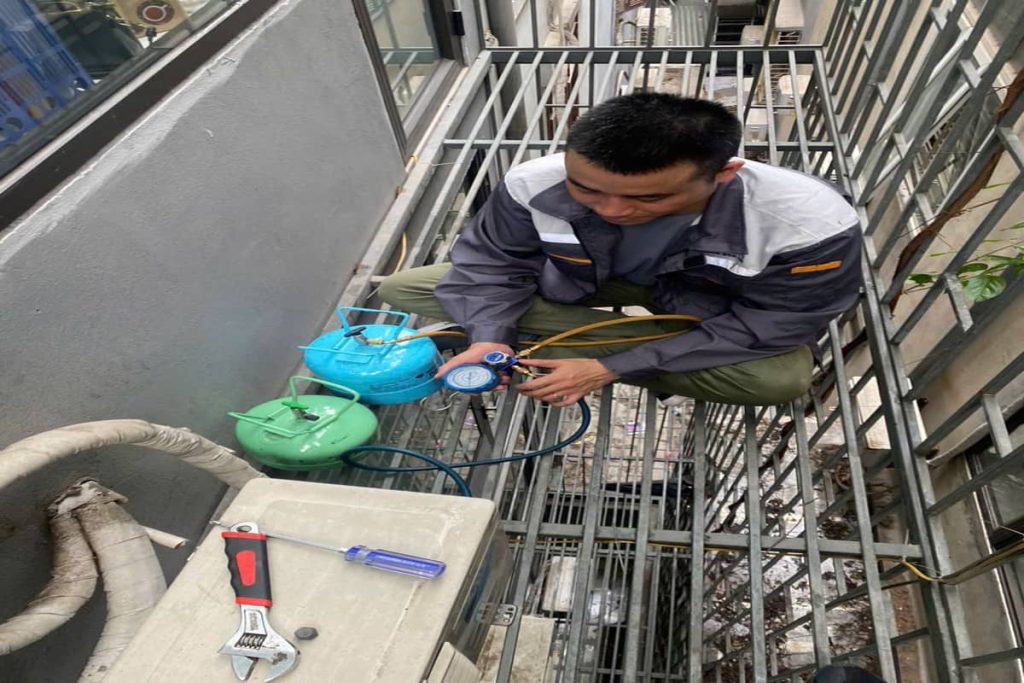 Khi nào cần nạp gas điều hòa tại Hà Nội - Kỹ thuật viên kiểm tra áp suất gas