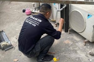 Sửa điều hòa Daikin tại Hà Nội - Kỹ thuật viên kiểm tra dàn lạnh Daikin