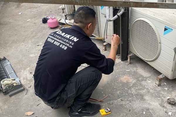 Sửa điều hòa Daikin tại Hà Nội – Dịch vụ chuyên nghiệp, uy tín 2026 1 Sửa điều hòa Daikin tại Hà Nội - Kỹ thuật viên kiểm tra dàn lạnh Daikin