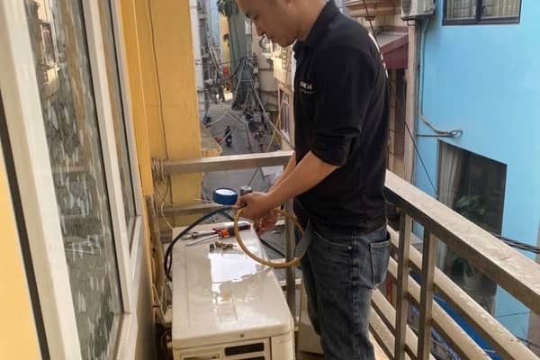 Sửa điều hòa Toshiba tại nhà – Dịch vụ chuyên nghiệp, uy tín 2026 2 Sửa điều hòa Toshiba tại nhà - Kỹ thuật viên kiểm tra dàn lạnh