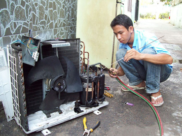 kỹ thuật viên lắp điều hòa tại Phú Xuyên