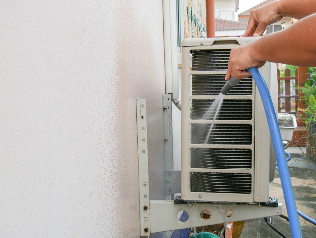 Vệ sinh điều hòa bao nhiêu tiền - Vệ sinh dàn nóng bằng máy phun áp lực