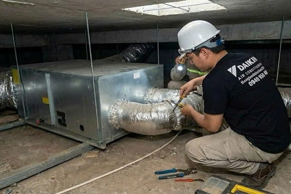Thợ sửa điều hoà chảy nước